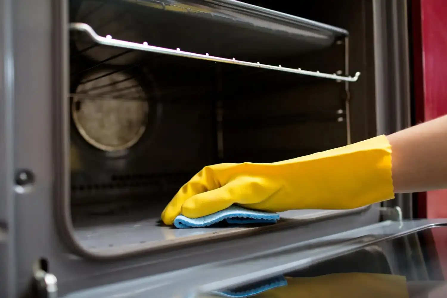 How to Clean Oven with Baking Soda & Vinegar